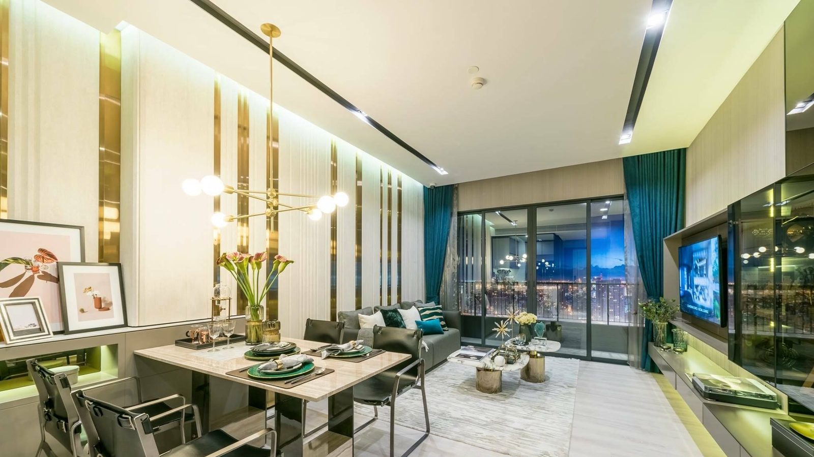 2 Bedroom Condo for sale at The Room Phayathai
