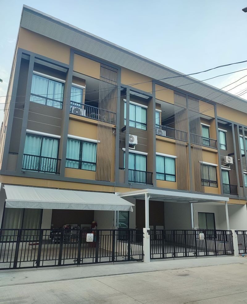 3 Bedroom Townhouse for rent at Sammakorn Avenue Chaiyapruek-Wongwaen — photo 2