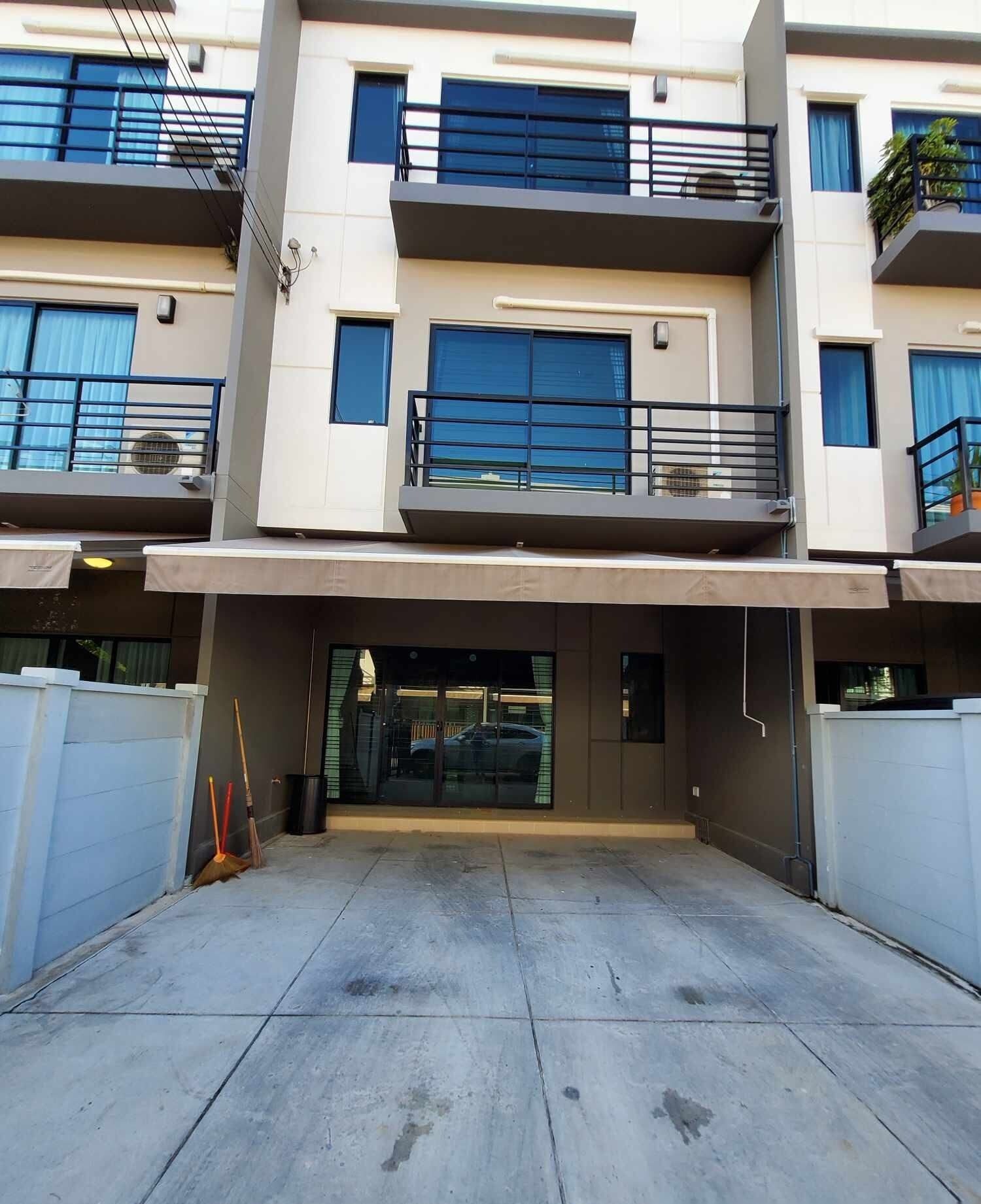 4 Bedroom Townhouse for rent at Baan Klang Muang Pinklao - Charan — photo 2