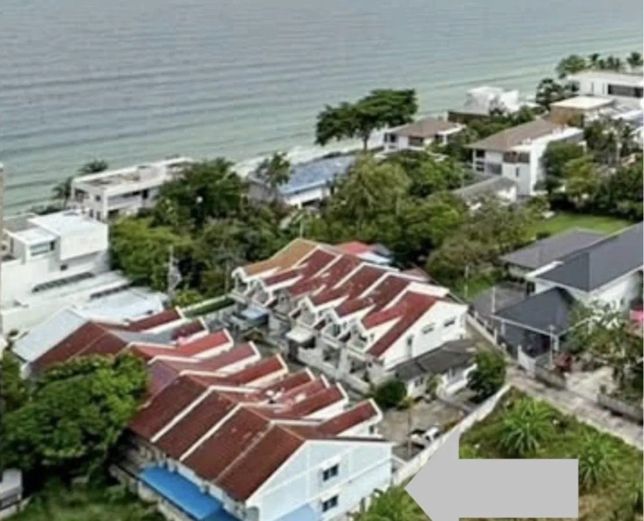 Fully Furnished Corner Townhouse near the Beach for rent — photo 1