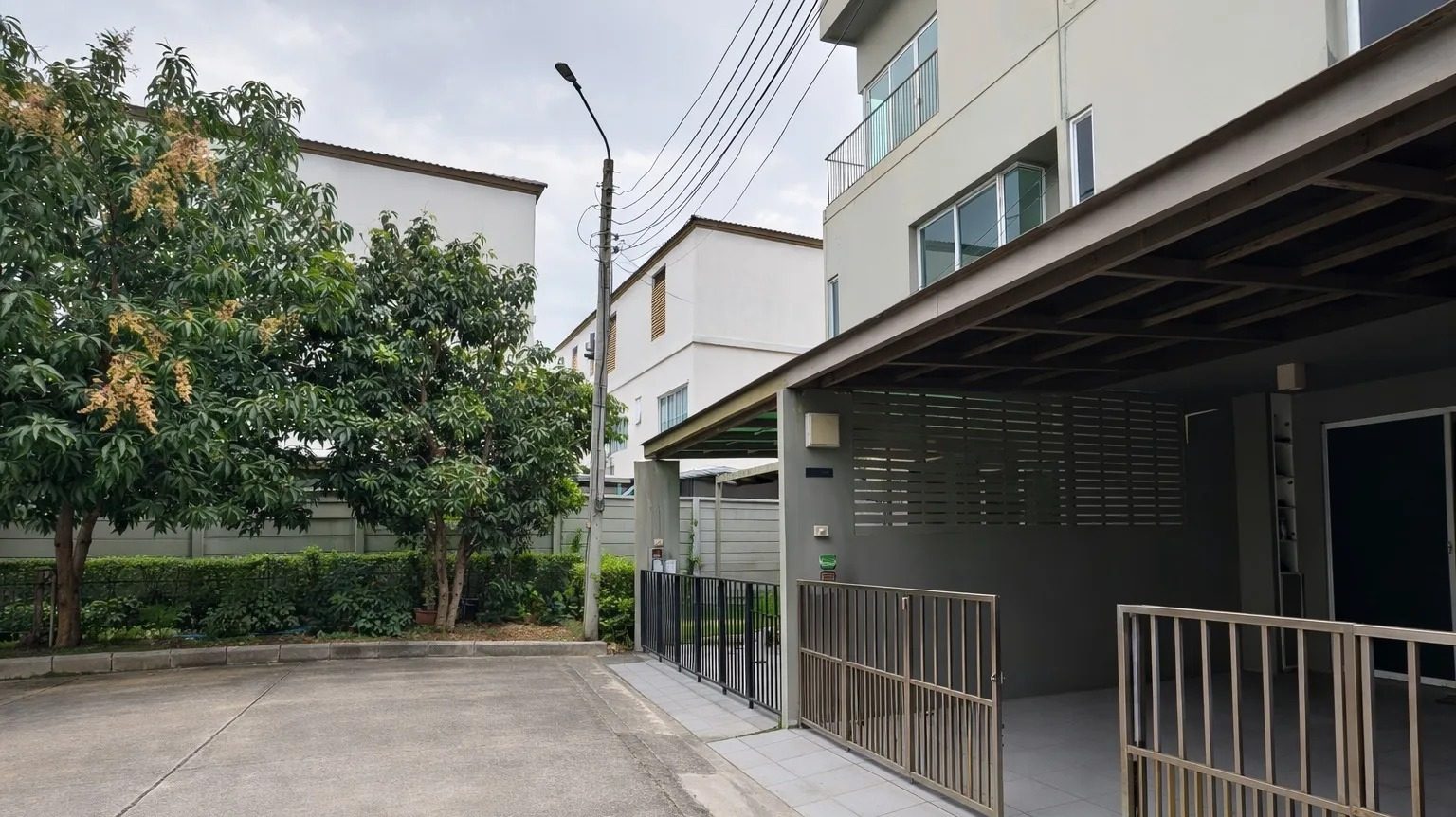 3 Bedroom Townhouse for rent at Patio Chaengwattana — photo 2