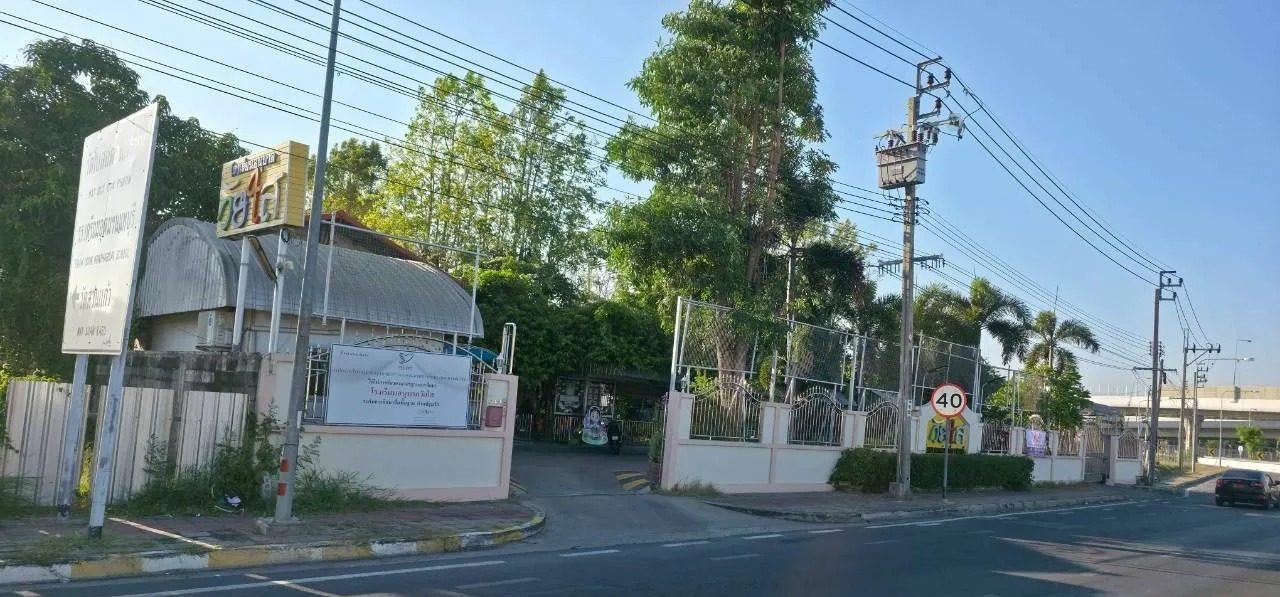 Building for Rent in Bang Krang Nonthaburi — photo 2