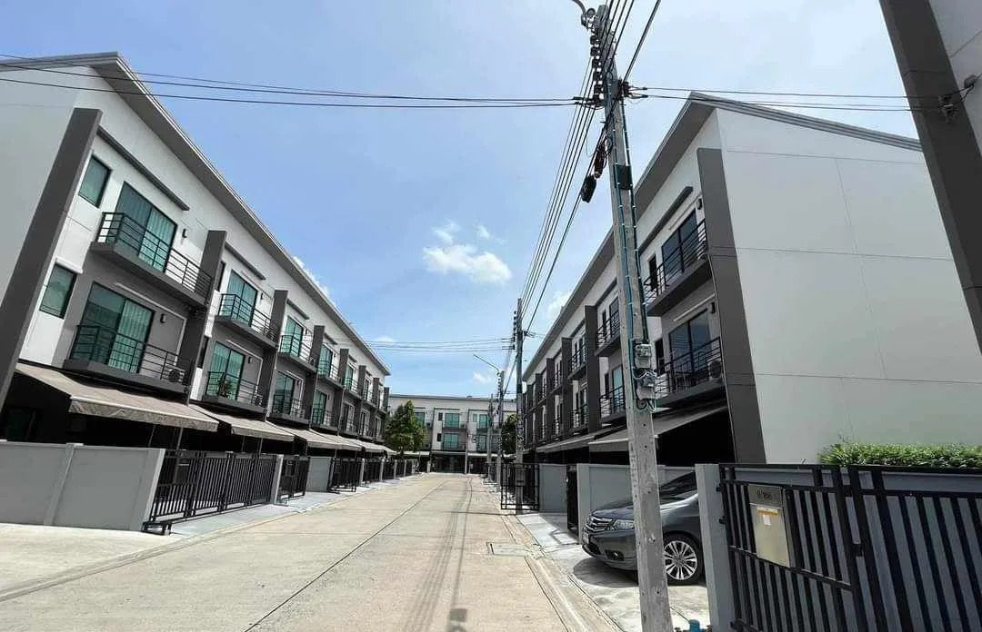 3 Bedroom Townhouse for rent at Baan Klang Muang Ratchaphruek-Rama 5 — photo 2