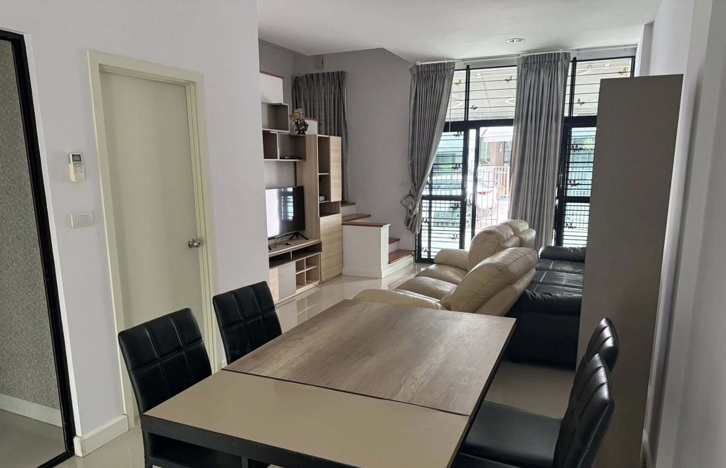 3 Bedroom Townhouse for rent at Flora Wongsawang — photo 2