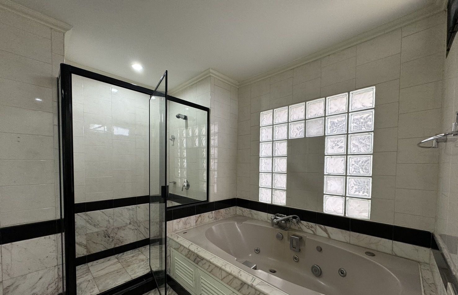 3 Bedroom Condo for rent at Riverine Place — photo 2