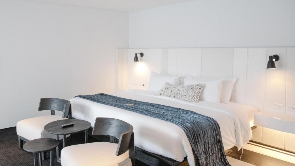 1 Bed Condo — photo 1