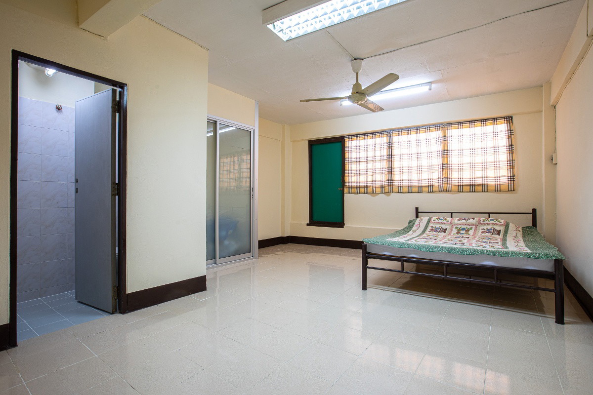 Condo · Pom Prap Sattru Phai, bangkok — photo 1