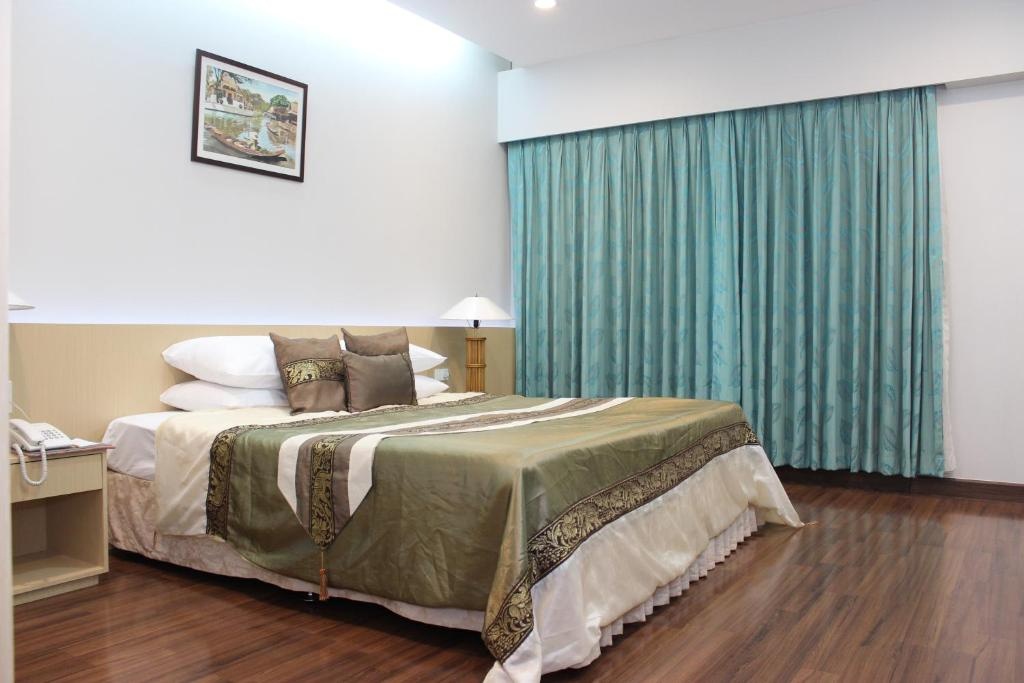 1 Bed Condo — photo 1