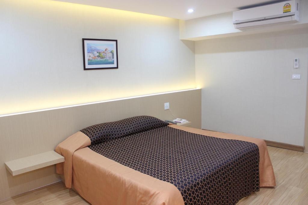 1 Bed Condo — photo 2