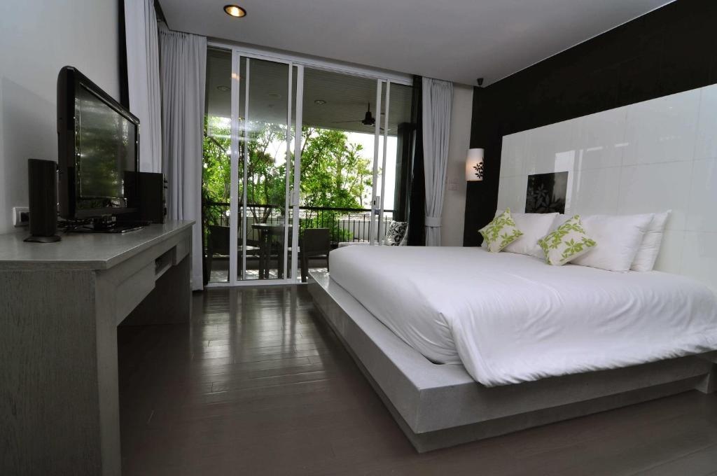 1 Bed Condo — photo 1