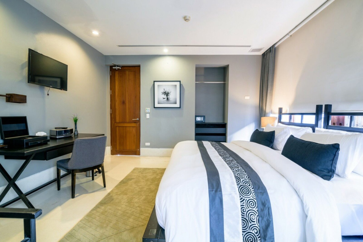 1 Bed Condo — photo 1
