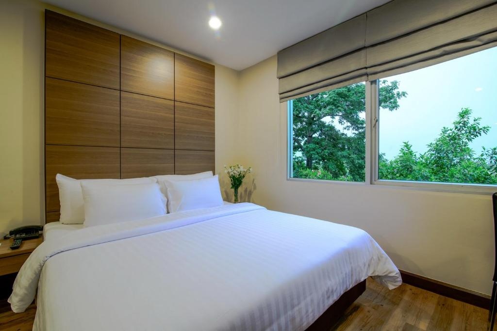 1 Bed Condo — photo 1