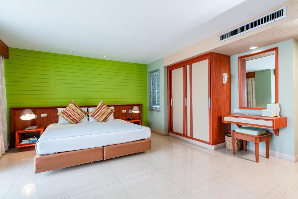 1 Bed Condo — photo 1