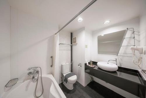 1 Bed Condo · Khlong Toei, bangkok — photo 3