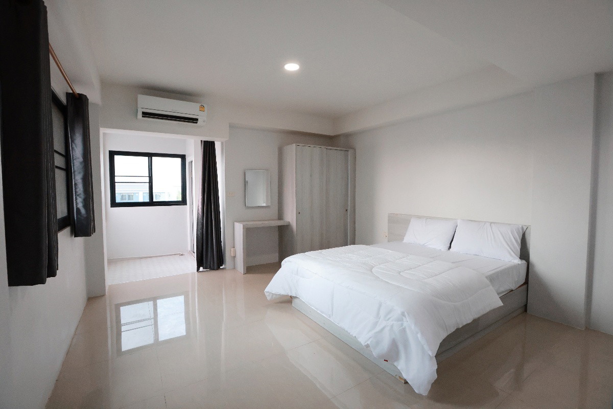 1 Bed Condo — photo 2