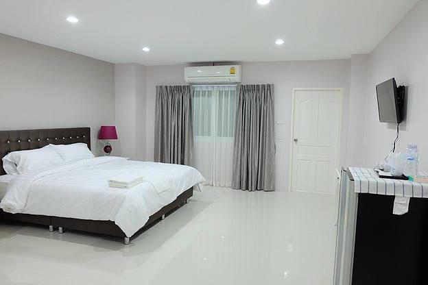 1 Bed Condo — photo 2