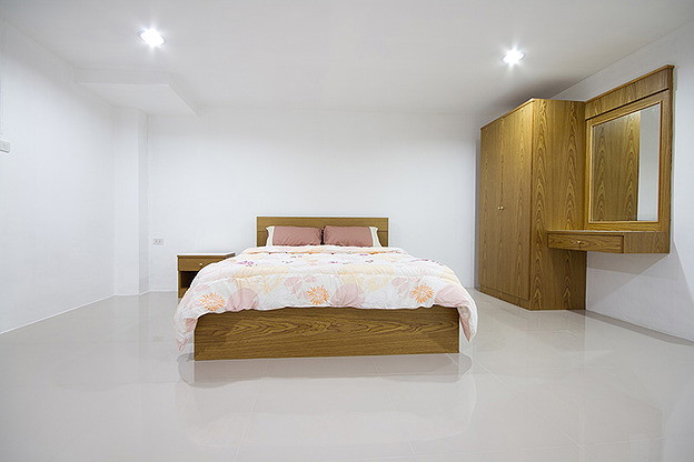 1 Bed Condo — photo 1