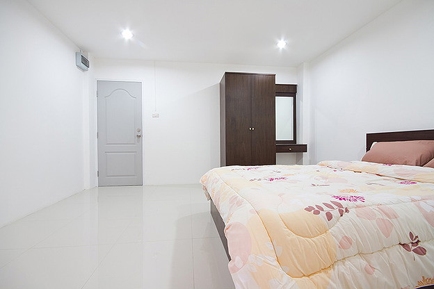 1 Bed Condo — photo 2