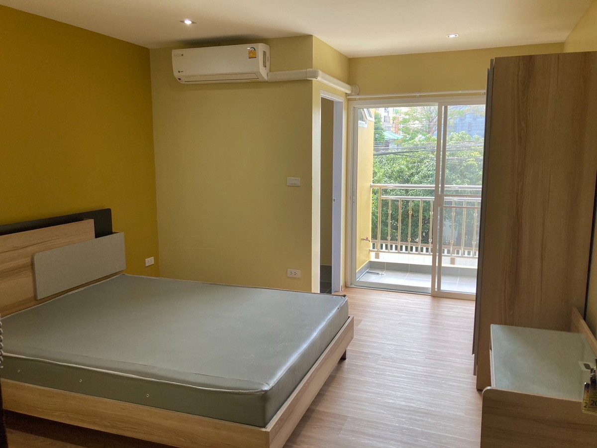 Condo · Huai Khwang, bangkok — photo 1