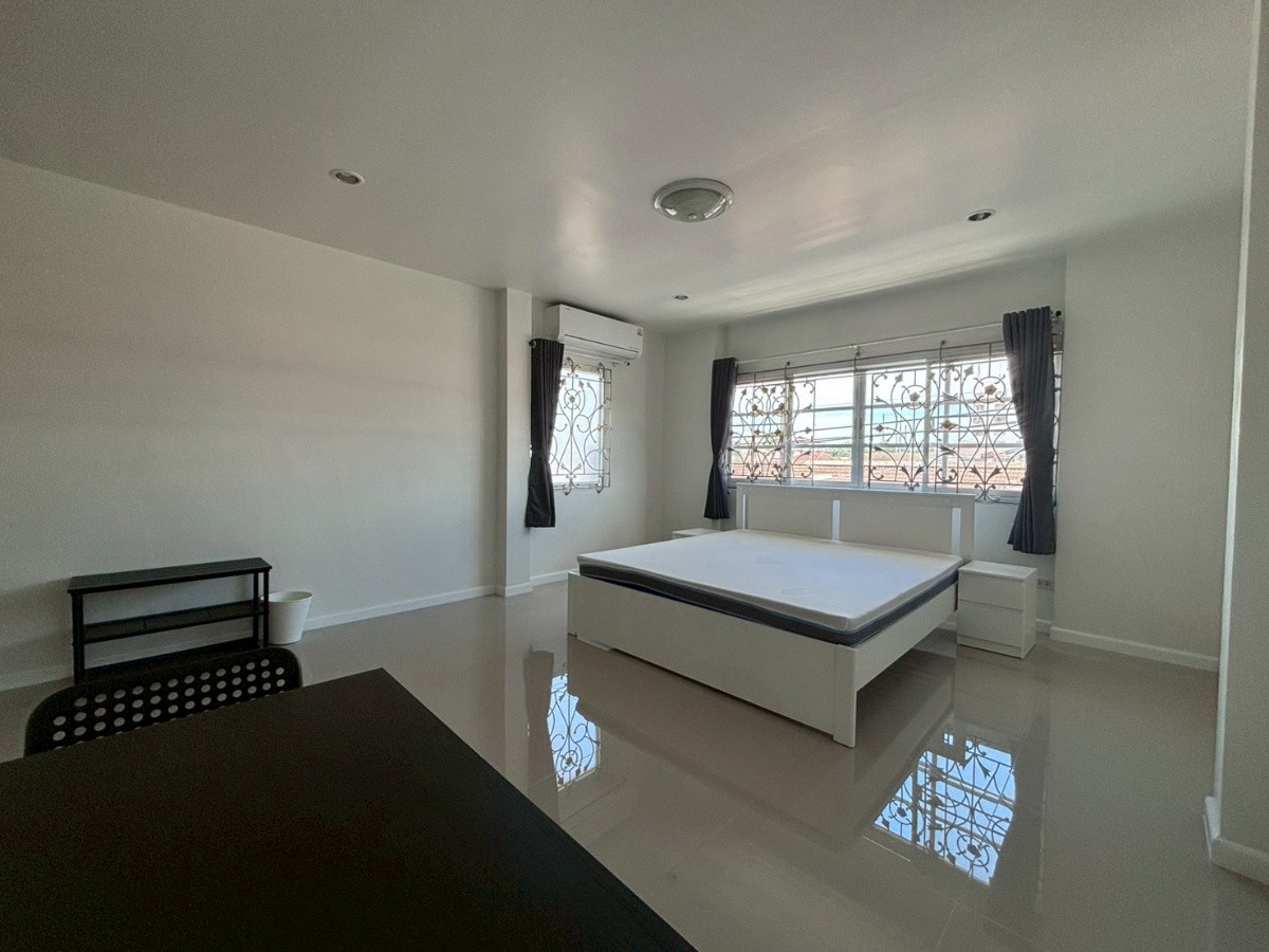 Condo · Huai Khwang, bangkok — photo 1