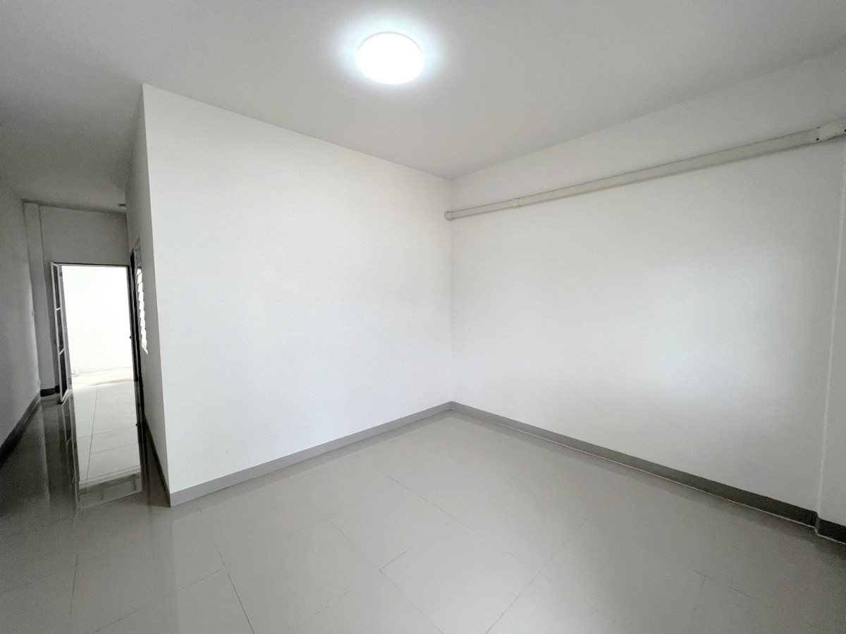 1 Bed Condo — photo 3