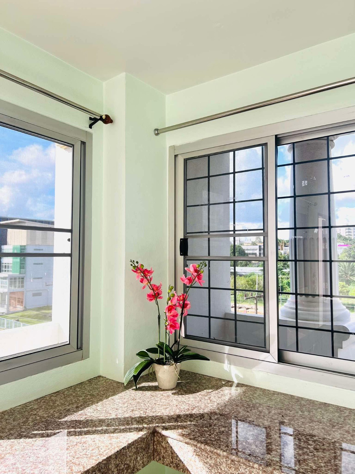 1 Bed Condo — photo 2
