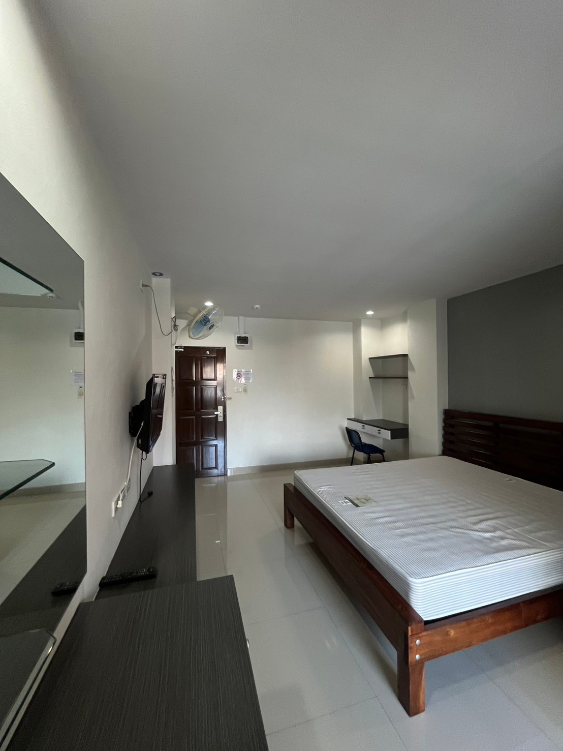 1 Bed Condo — photo 2