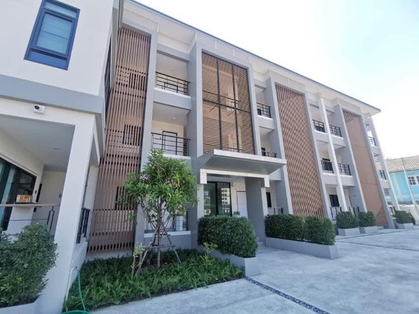 1 Bed Condo — photo 2