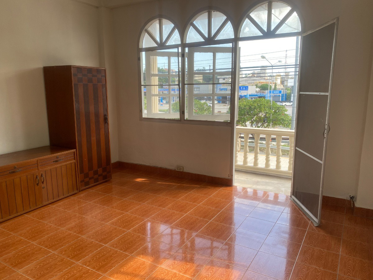 1 Bed Condo — photo 2