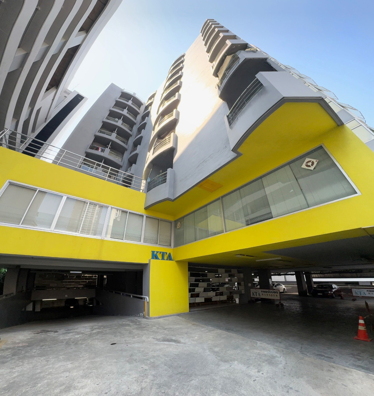 1 Bed Condo · Khlong Toei, bangkok — photo 1