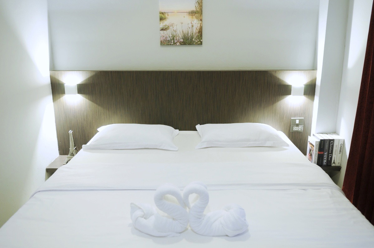 1 Bed Condo — photo 1