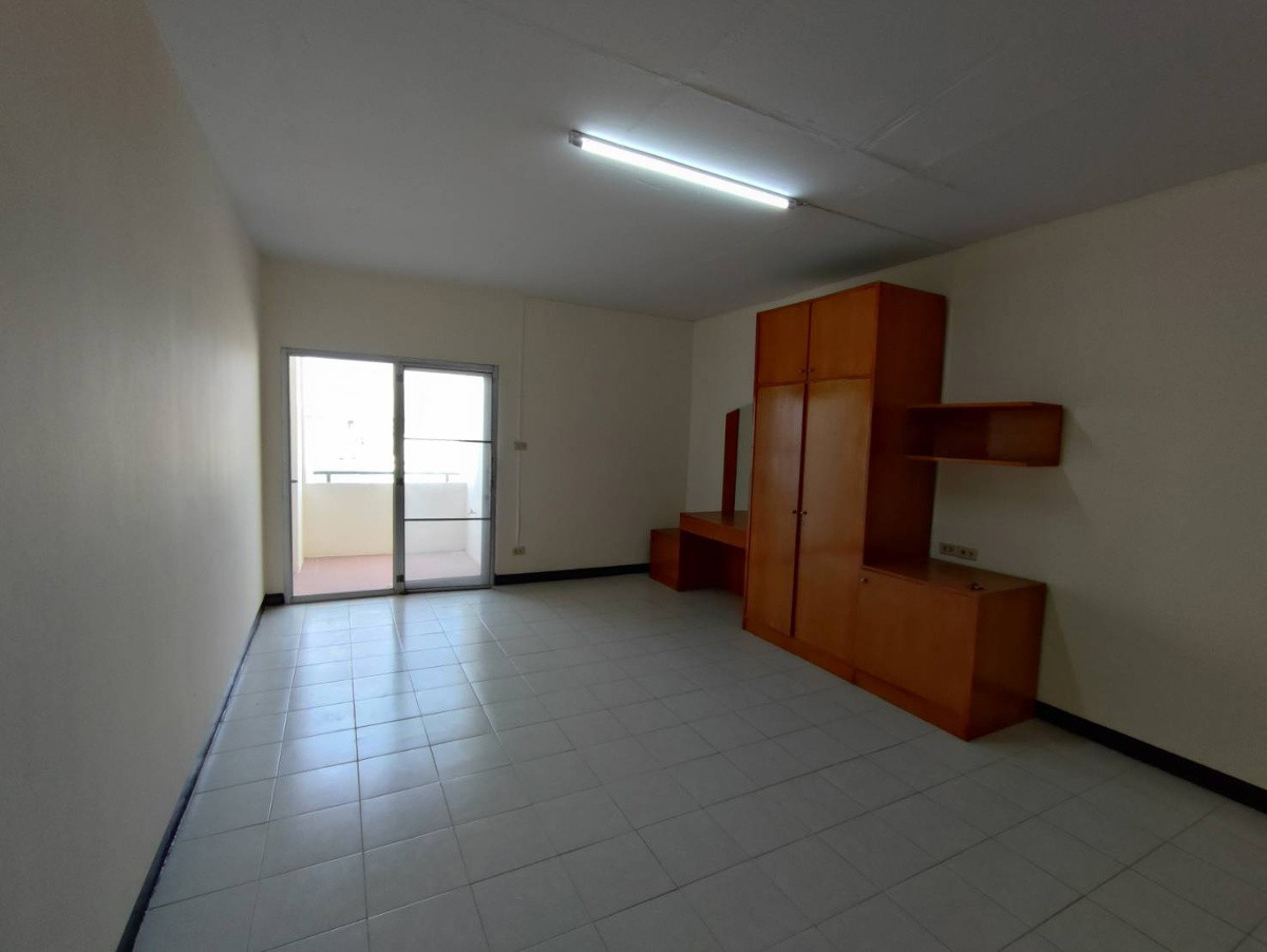 1 Bed Condo — photo 2