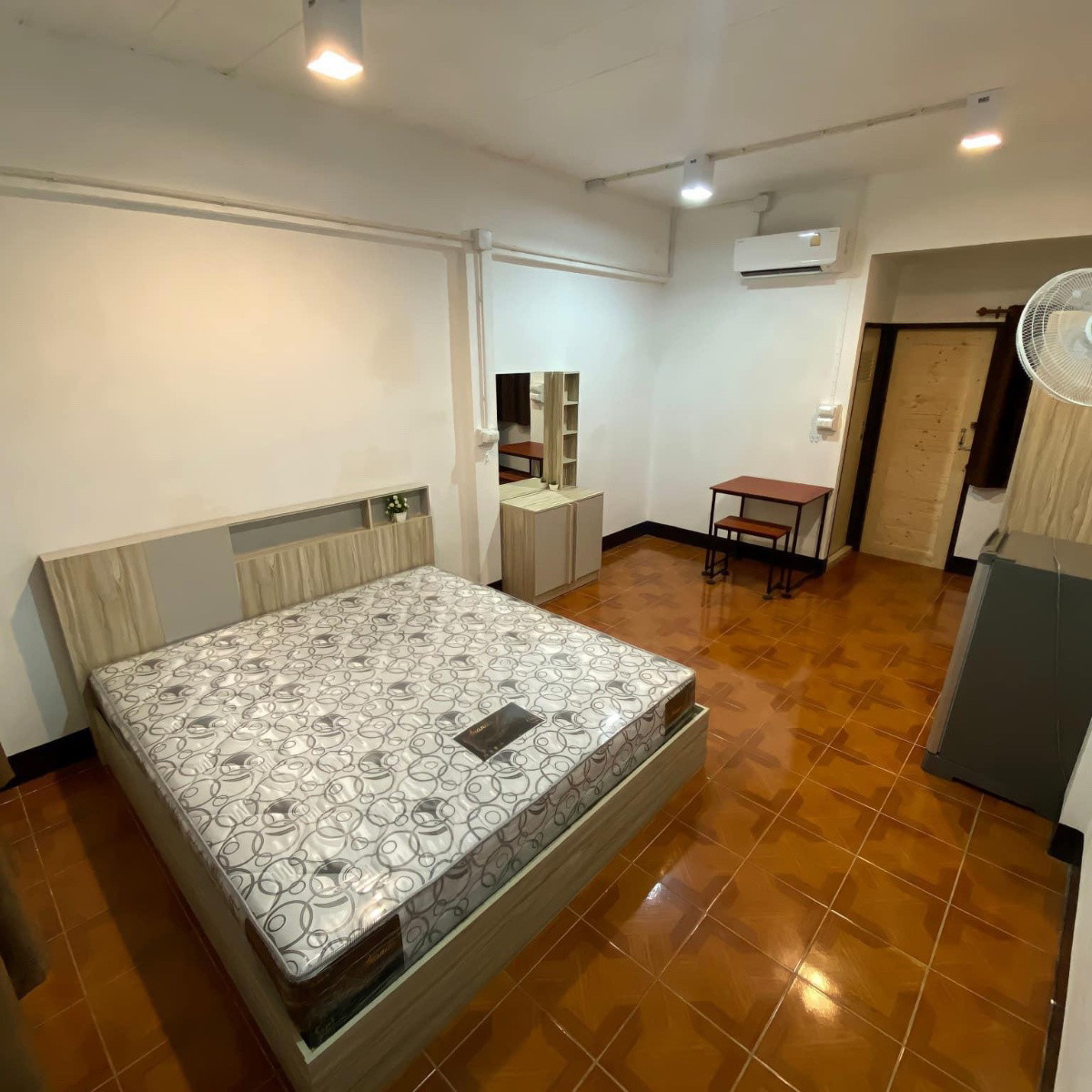 1 Bed Condo — photo 1