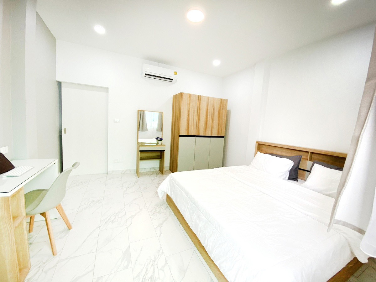 1 Bed Condo — photo 1