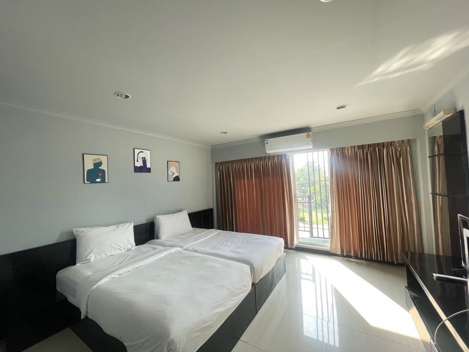 1 Bed Condo — photo 2
