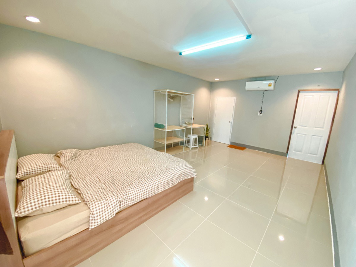 1 Bed Condo — photo 2