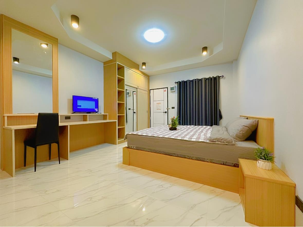 1 Bed Condo — photo 2