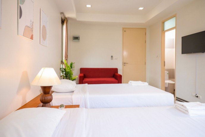 1 Bed Condo — photo 2