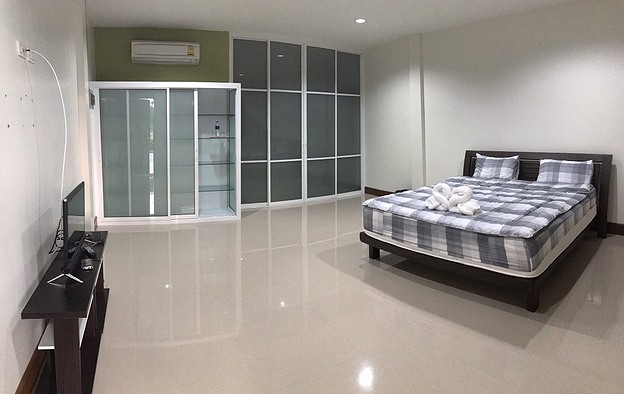 1 Bed Condo — photo 2
