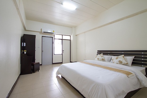 Condo · Huai Khwang, bangkok — photo 1