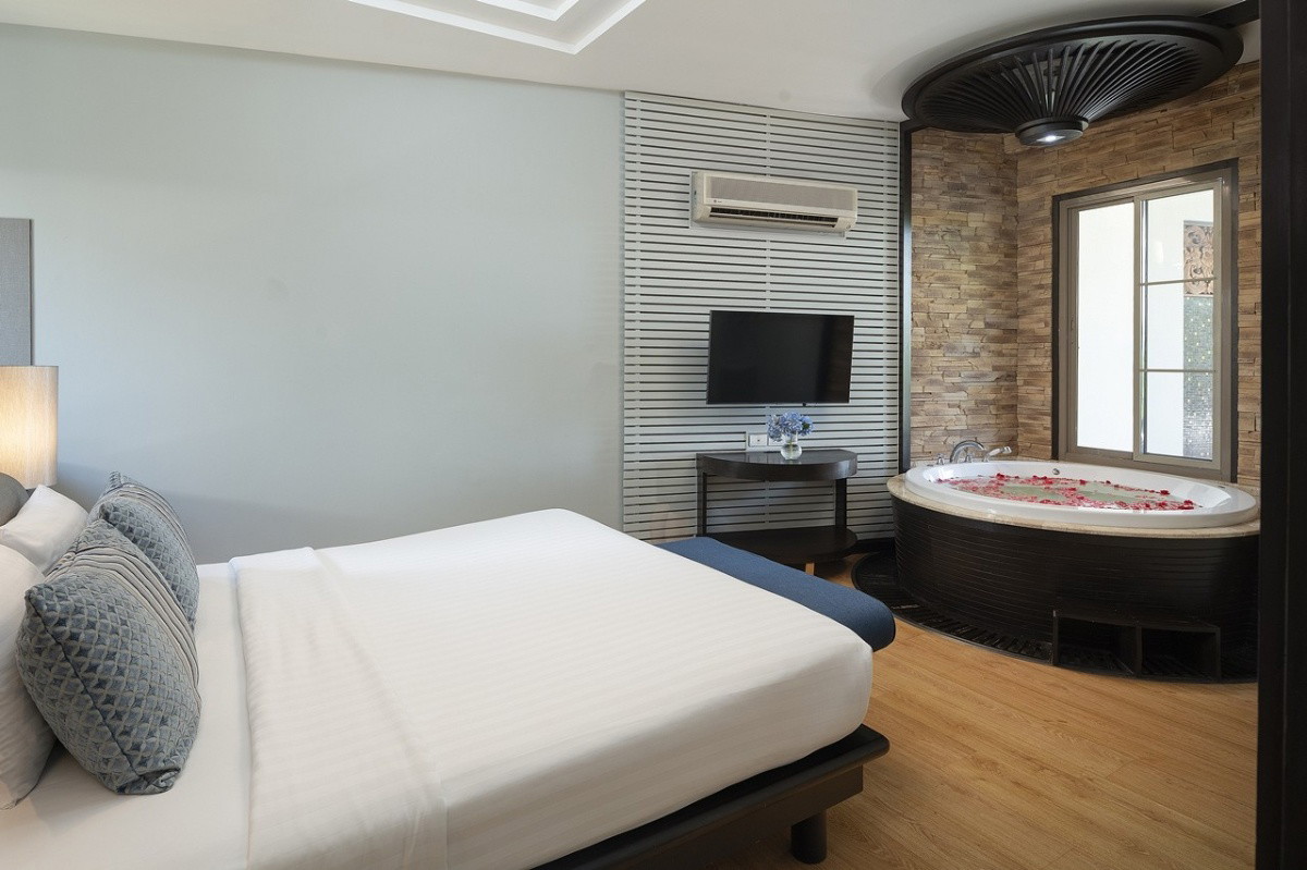 1 Bed Condo — photo 2