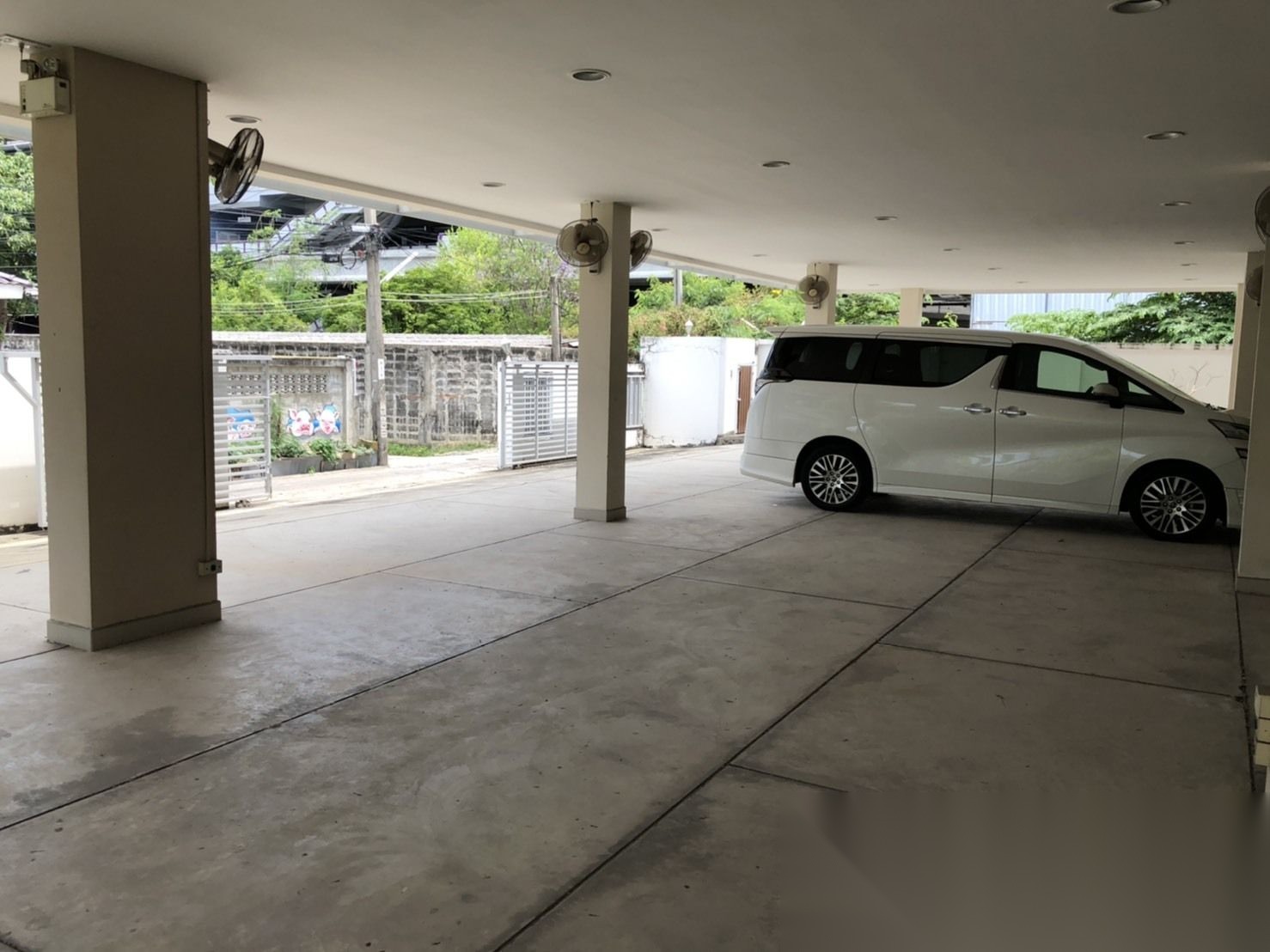 Spacious Multi-function Space next to BTS with Car Parks — photo 4