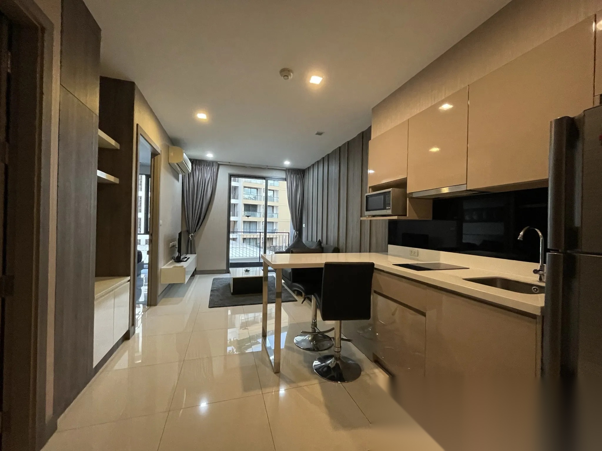 1 Bedroom Condo for sale at Trapezo Sukhumvit 16 — photo 2