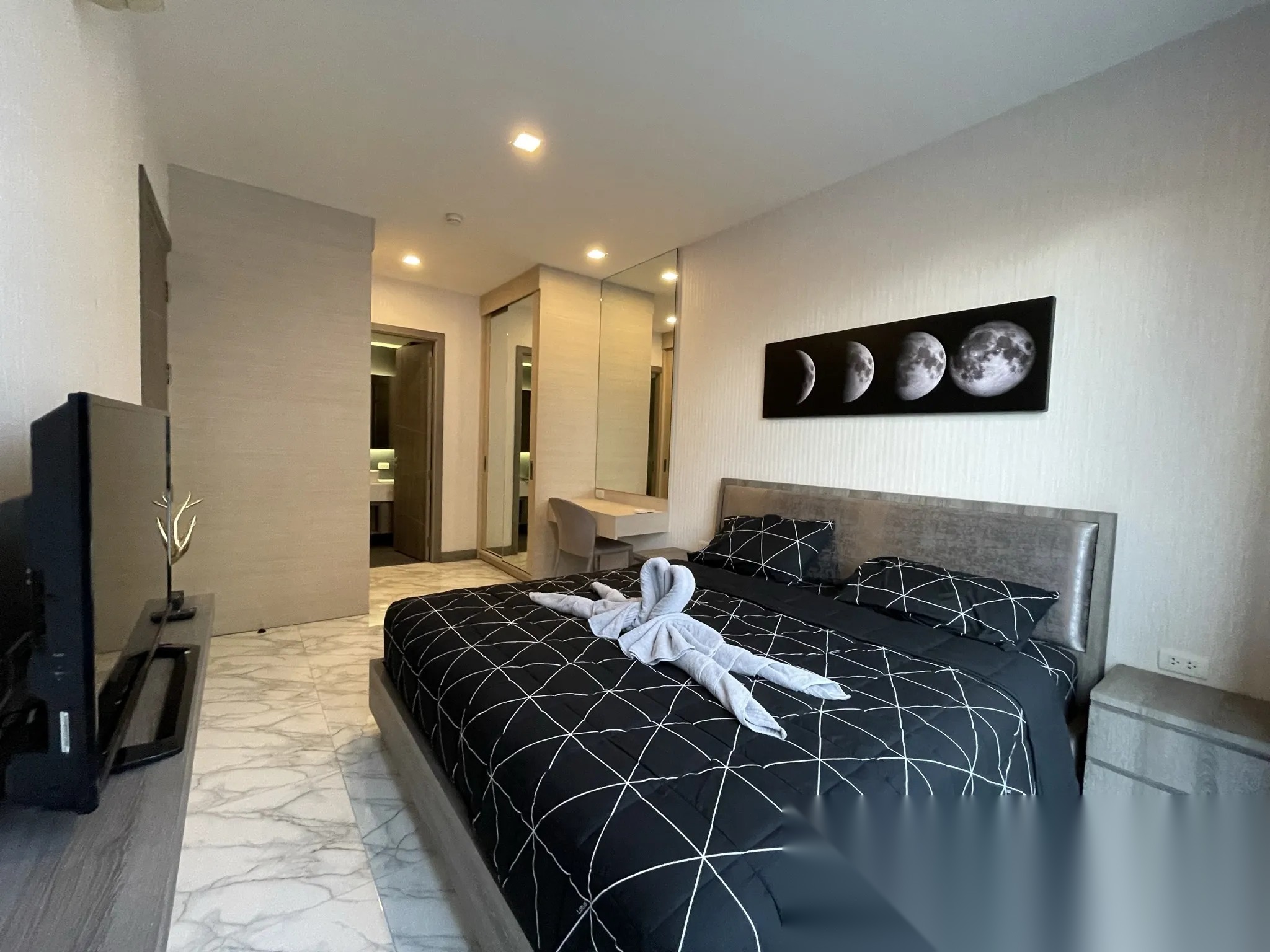 1 Bedroom Condo for sale at Trapezo Sukhumvit 16 — photo 4
