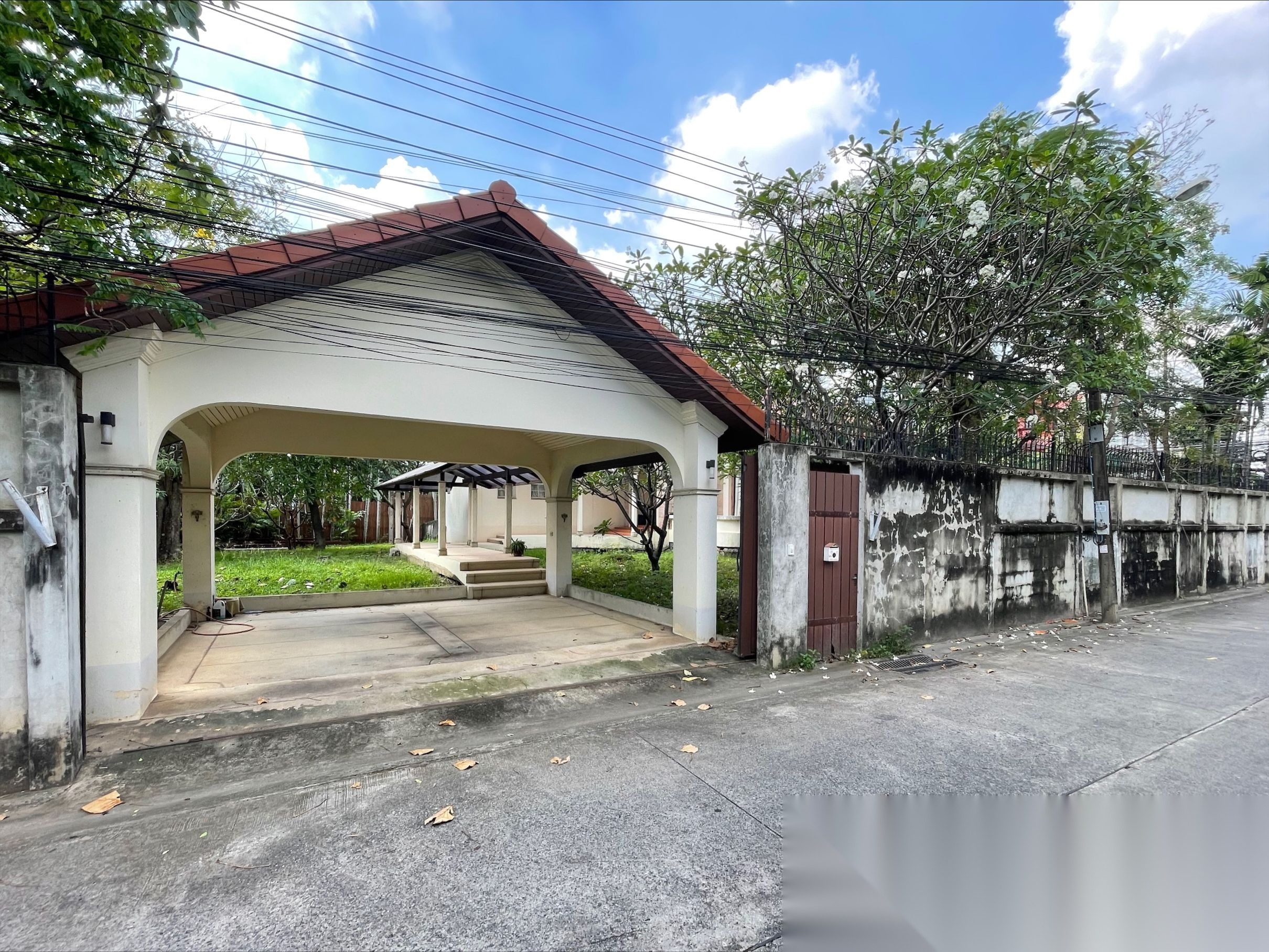 Single Storey House with a Spacious Courtyard for Sale in Punnawithi — photo 1