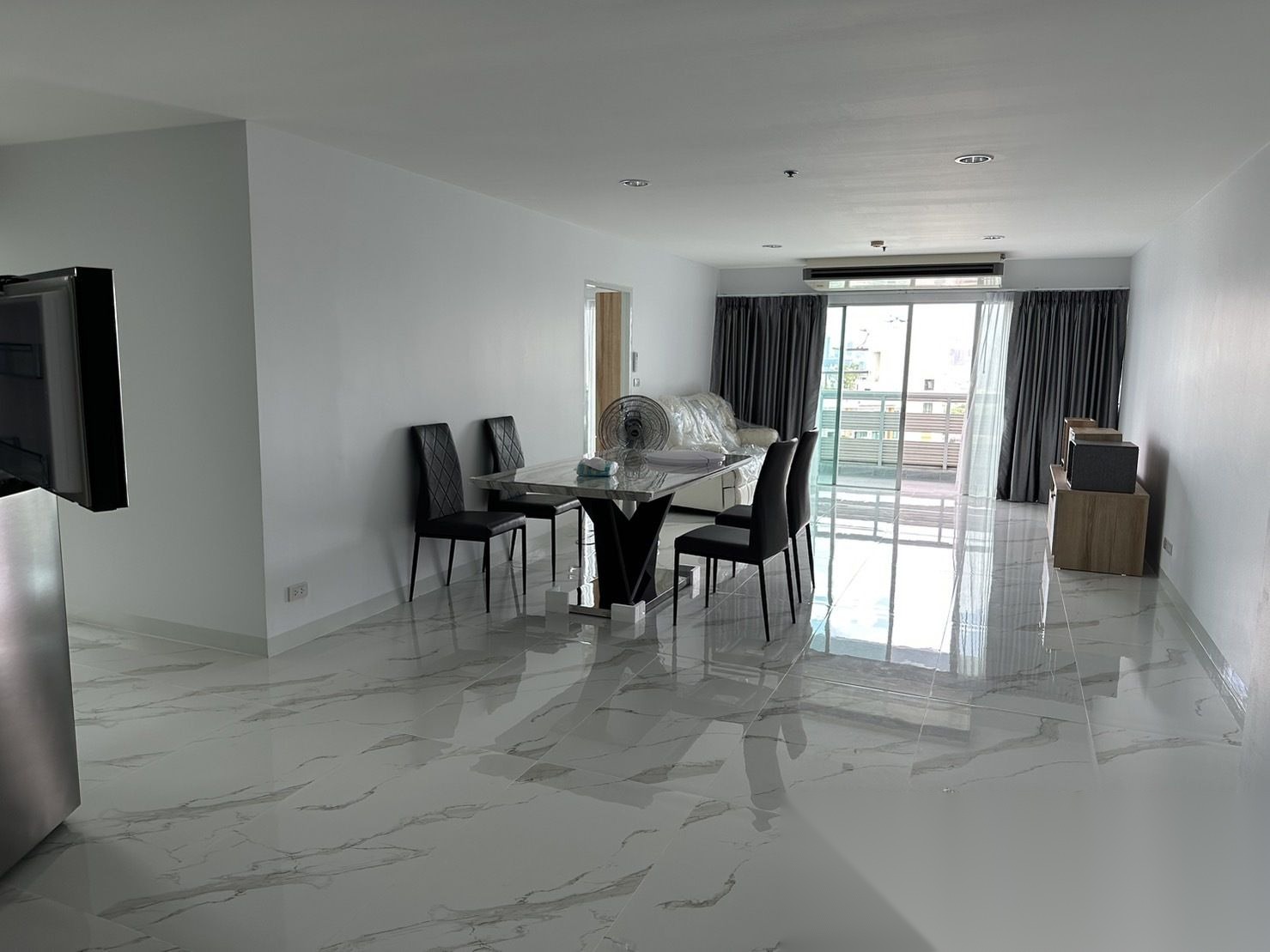 3 Bedroom Condo for sale at Modern Home Tower The Exclusive — photo 2