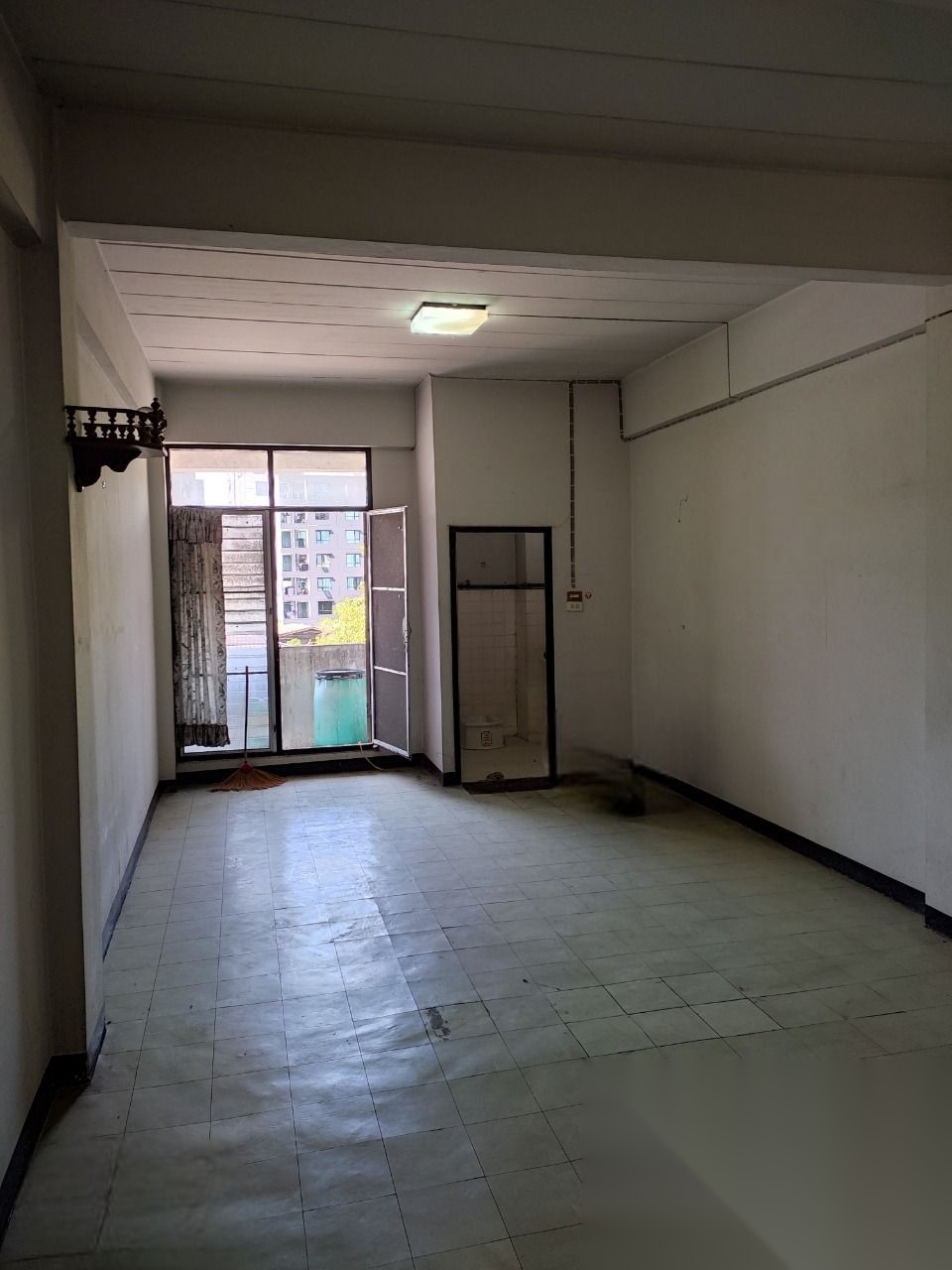 1 Bedroom Condo for sale at Thong Satit Condominium — photo 4