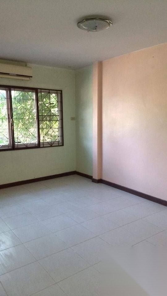 Townhouse Behind Ramintra 42 for Sale — photo 1