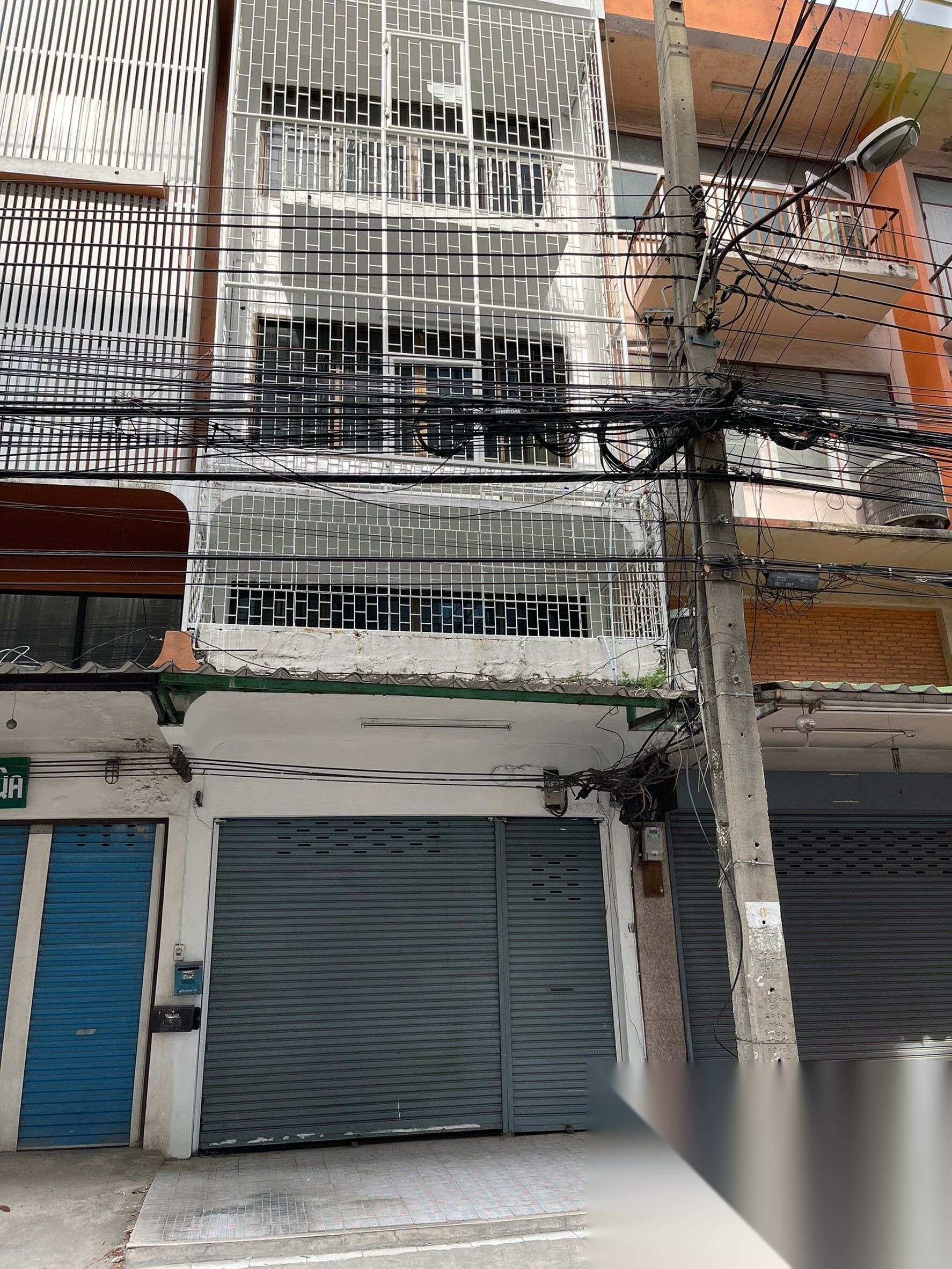 Commercial Building 3.5 Floors Soi Lat Phrao 23 Area Next to The BTS — photo 1