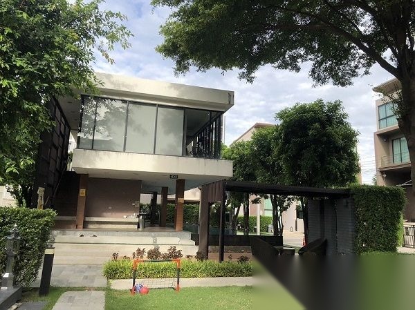 3 Bedroom Townhouse for sale at Baan Klang Muang Ratchayothin — photo 2